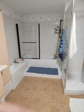 Een douche, een haardroger, handdoeken, toiletpapier