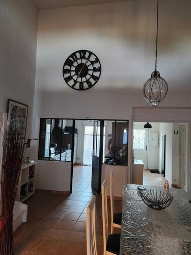 Charmante Maison de Village Pour 10, à 15 min de la mer - Idéal Familles et Amis