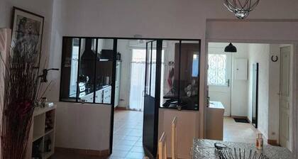 Charmante Maison de Village Pour 10, à 15 min de la mer - Idéal Familles et Amis