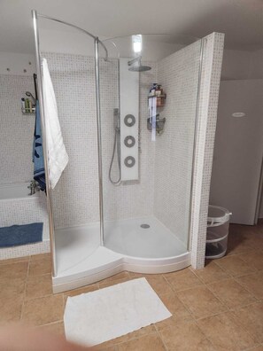 Douche, sèche-cheveux, serviettes fournies, papier toilette