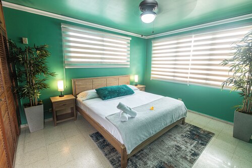 King Beds 4br Urban Oasis w/ Coffee bar