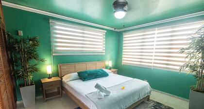 King Beds 4br Urban Oasis w/ Coffee bar