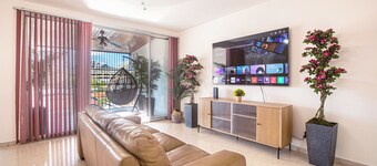 King Beds 4br Urban Oasis w/ Coffee bar