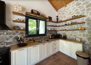 Kylskåp, mikrovågsugn, ugn och spishäll