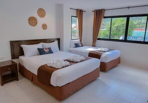 Desk, laptop workspace, free WiFi, bed sheets - RoomQuest Kalim Beach (Patong)