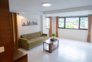 Familien-Suite, 1 Schlafzimmer | Schreibtisch, laptopgeeigneter Arbeitsplatz, kostenloses WLAN