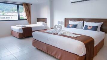 Family Suite, 1 Bedroom | Desk, laptop workspace, free WiFi, bed sheets