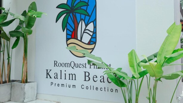 Schild für RoomQuest Premium Collection am Kalam Strand.