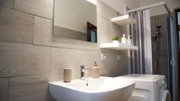 Douche, sèche-cheveux, bidet, serviettes fournies
