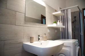 Shower, hair dryer, bidet, towels - Intero appartamento 140mq sito nel centro città e sulla Laguna del Mar Piccolo (Taranto)