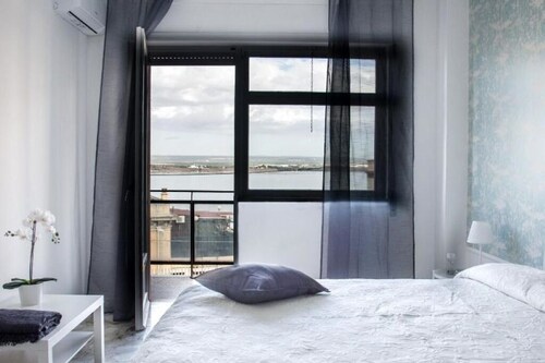 Intero appartamento 140mq sito nel centro città e sulla Laguna del Mar Piccolo