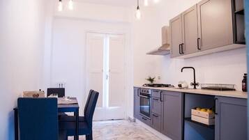 Frigorifero, forno, piano cottura, macchina per tè/caffè