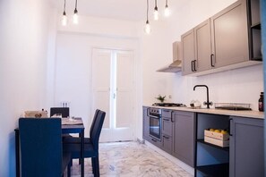Frigorífic, forn, placa de cuina i cafetera i tetera 