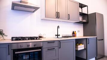 Kühlschrank, Ofen, Herdplatte, Wasserkocher mit Kaffee-/Teezubehör