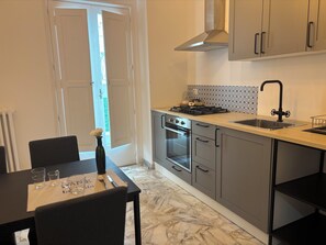 Frigorífico, horno, placa de cocina y cafetera o tetera