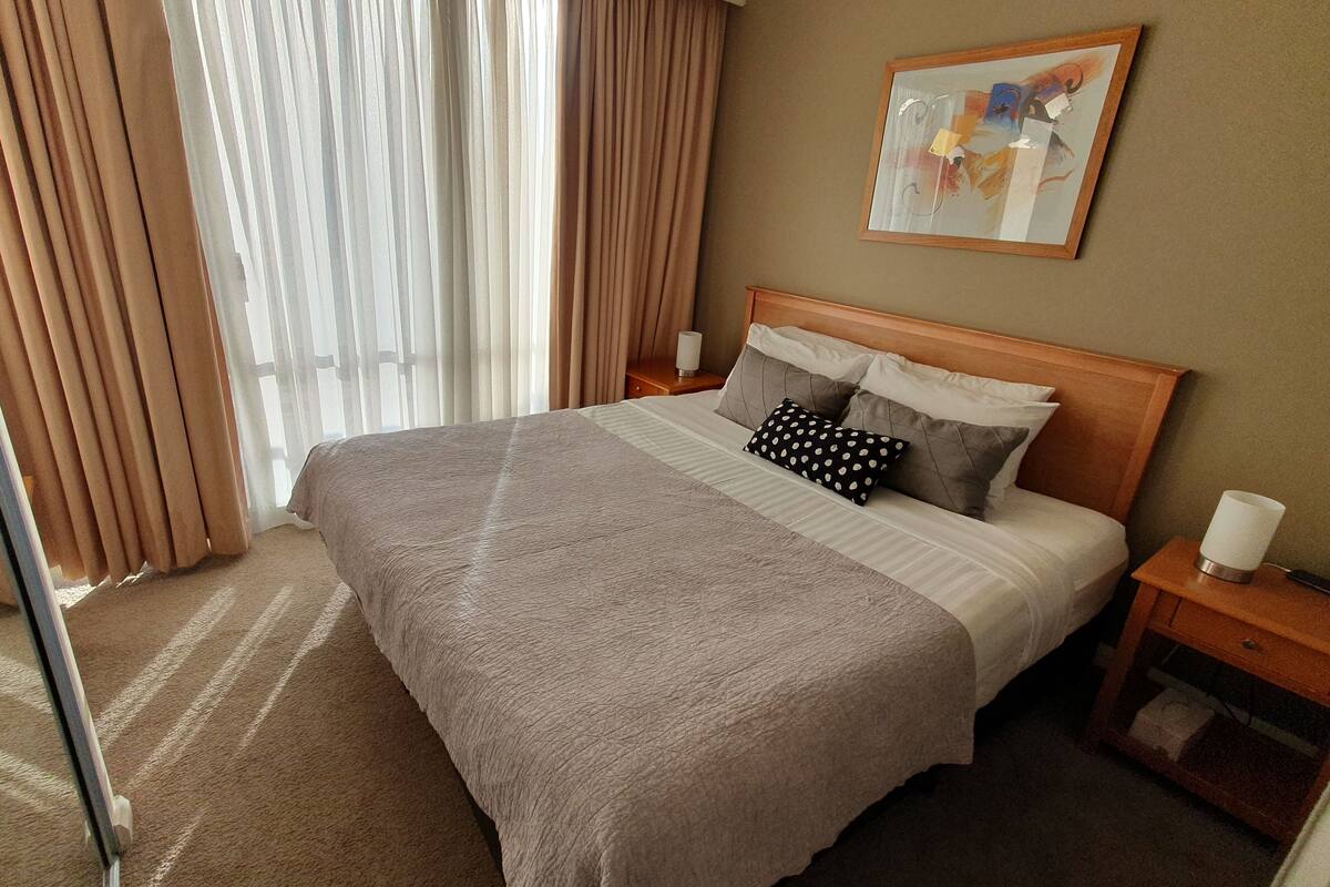 Central City Apartment, Pool, Sauna, Parking Available | 低反発ベッド、ミニバー (無料)、ノートパソコン用作業スペース、遮光カーテン