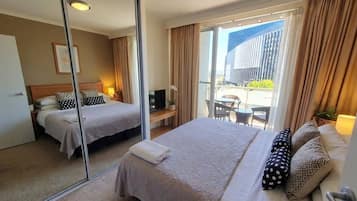 Central City Apartment, Pool, Sauna, Parking Available | Camas com colchões de espuma com sistema de memória