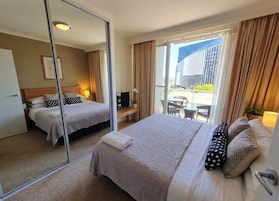 Central City Apartment, Pool, Sauna, Parking Available | Colchones viscoelásticos y minibar con artículos gratuitos