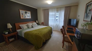 City Studio, 1 King Bed, Sauna | Memory foam beds, free minibar, blackout drapes, soundproofing