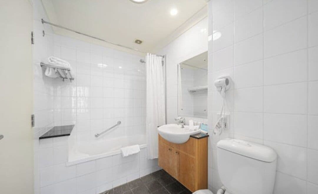 Central City Apartment, Pool, Sauna, Parking Available | Bathroom