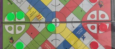 Un jeu de société doté d’une grille colorée et de divers symboles.
