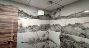 Mixed Dormitory | Baño | Ducha y cabezal de ducha tipo lluvia