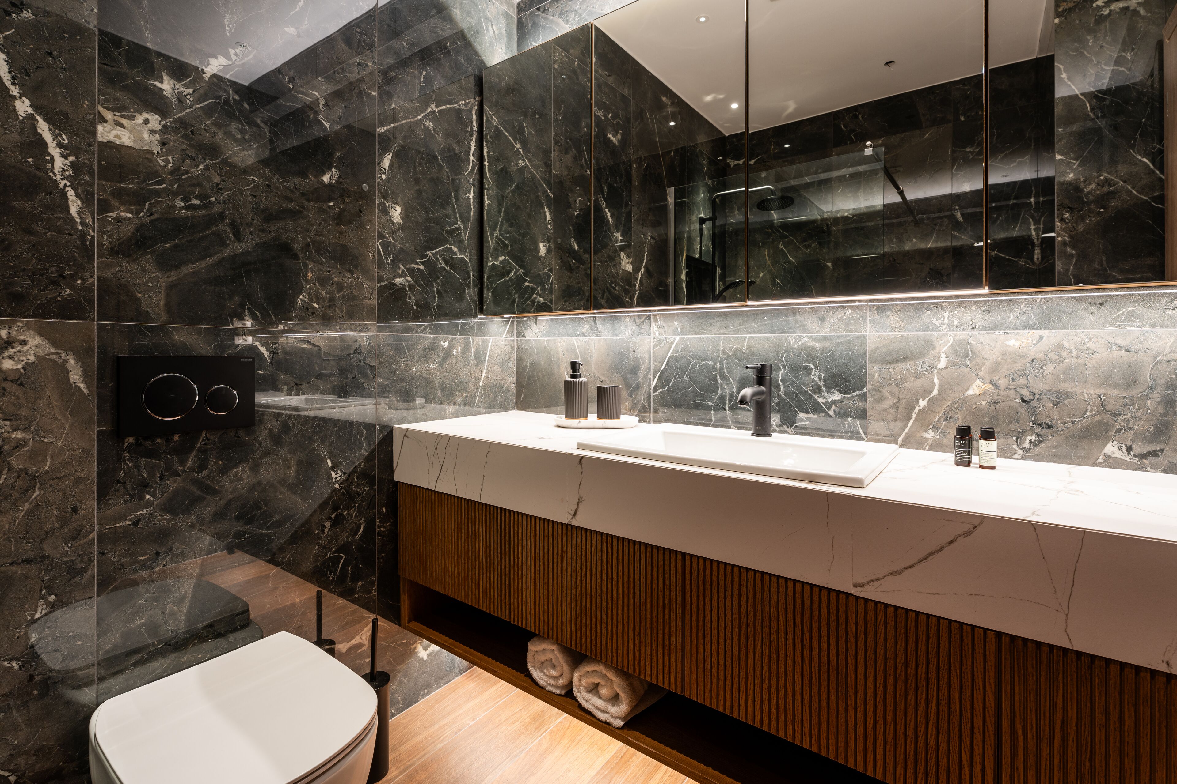 Ducha, secador de pelo, batas, pantuflas