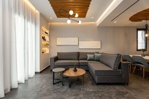 Luksus-suite | Pengeskab på værelset, mørklægningsgardiner, lydisolering