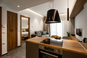 Rideaux occultants, chambres insonorisées, fer et planche à repasser