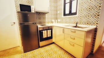 Full-sized fridge, microwave, oven, toaster