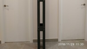 Dos puertas blancas con manijas de metal negro.