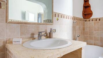 Badewanne und Dusche (separat), Haartrockner, Bidet, Handtücher