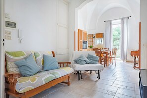 Family Apartment, Multiple Bedrooms (Pianista home in Fasano city) | Living area | 21-inch flat-screen TV with cable channels - Pianista Home in Fasano City (Fasano)