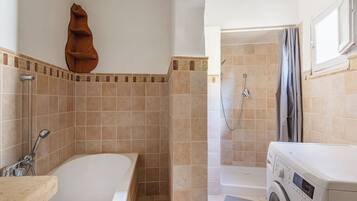 Badewanne und Dusche (separat), Haartrockner, Bidet, Handtücher