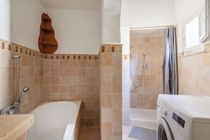 Separate bathtub and shower, hair dryer, bidet, towels - Pianista Home in Fasano City (Fasano)