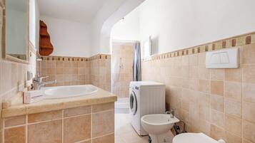 Bathtub dan shower terpisah, pengering rambut, kloset, dan handuk