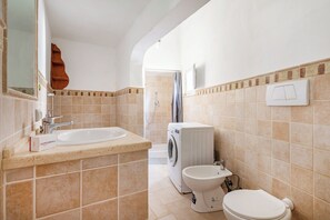 Bồn tắm và buồng tắm vòi sen riêng, máy sấy tóc, chậu vệ sinh/vòi rửa 