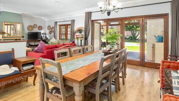 Rumah (5 Bedrooms) | Ruang makan