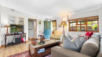 Rumah (5 Bedrooms) | Area keluarga | Televisi LED 42-inci dengan saluran TV satelit dan perapian