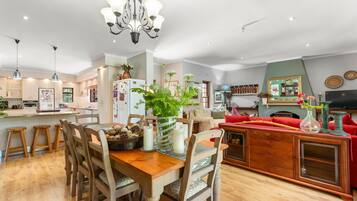 House (5 Bedrooms) | In-room dining