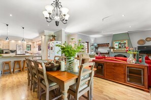 House (5 Bedrooms) | In-room dining - Panaderos (Kleinmond)