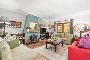 House (5 Bedrooms) | Living area | 42-inch LED TV with satellite channels, fireplace - Panaderos (Kleinmond)