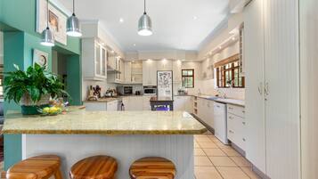 House (5 Bedrooms) | Private kitchen | Full-sized fridge, microwave, oven, stovetop