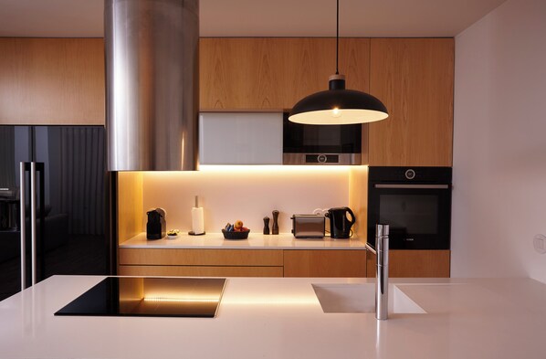Fridge, microwave, oven, stovetop - Stunning 130 sqm Apartment in the Heart of Porto (Porto)