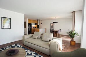 Smart TV - Stunning 130 sqm Apartment in the Heart of Porto (Porto)