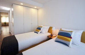 2 Schlafzimmer, Schreibtisch, Bügeleisen/Bügelbrett, Reisekinderbett