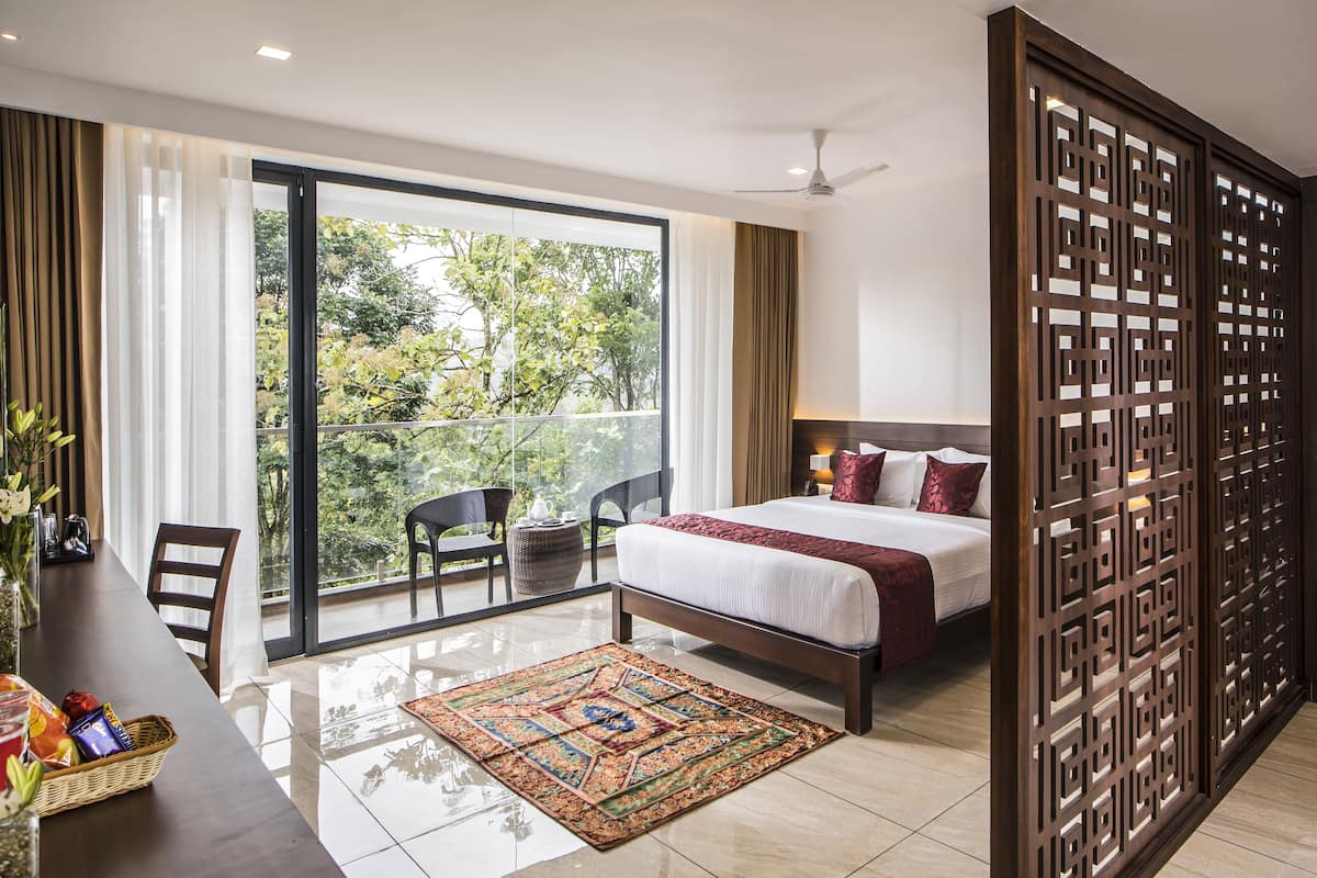 Avenue aromatic suite | Peralatan tempat tidur premium, bar mini, peti besi dalam bilik