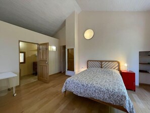 4 bedrooms, travel cot, free WiFi, bed sheets