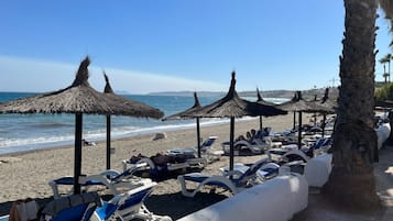 Am Strand, Liegestühle, Strandtücher