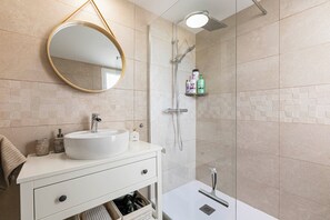Dusche, Haartrockner, Handtücher, Seife